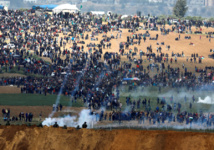 Manifestantes palestinos y soldados israelíes