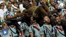 Los legionarios llevan al cristo de la buena muerte en Málaga el jueves.