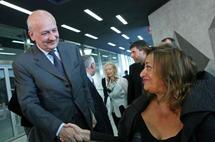 Sandro Bondi, ministro italiano de cultura, saluda a la arquitecta Zaha Hadid