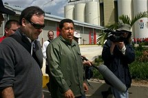 Oliver Stone, a la izquierda, y Hugo Chávez Oliver Stone, a la izquierda, y Hugo Chávez