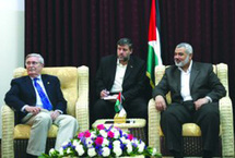 El primer ministro palestino, Ismail Haniyeh, con un norteamericano