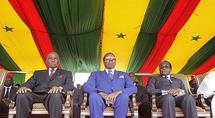 Abdoulaye Wade, el presidente senegalés, Bingu wa Mutharika, el presidente de Malawi y Robert Mugabe, presidente de Zimbabwe, el 3 abril en Dakar