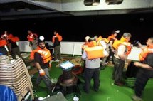 Imagen de la televisión turca tomada desde uno de los barcos de la 'Flotilla de la Libertad' durante la madrugada en la que han sufrido el ataque del Ejército de Israel