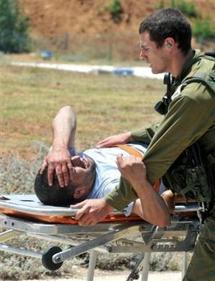 Un herido transportado por soldados israelíes Un herido transportado por soldados israelíes