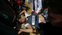 El periodista Yaser Murtaja poco después de que le dispararan.