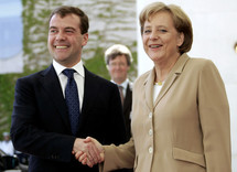 Dmitri Medvedev y Angela Merkel