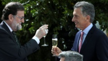 Rajoy-a la izquierda-brinda con Macri