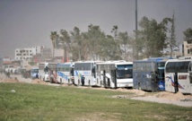 Los autobuses con los milicianos y sus familiares salen de Duma en dirección al norte de Siria Los autobuses con los milicianos y sus familiares salen de Duma en dirección al norte de Siria