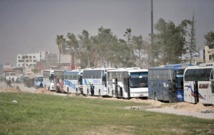 Los autobuses con los milicianos y sus familiares salen de Duma en dirección al norte de Siria