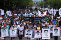 Manifestantes pidiendo que se encuentren los restos de los desaparecidos Manifestantes pidiendo que se encuentren los restos de los desaparecidos
