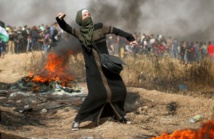 Una chica palestina lanzando piedras