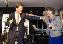 Mark Rutte y Neelie Kroes celebran la victoria