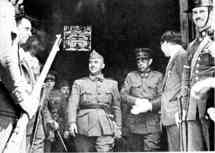 El general Franco, y a la derecha, el general Mola