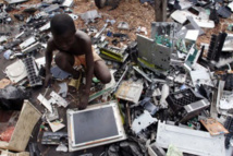 Un niño en Nigeria en la chatarra electrónica