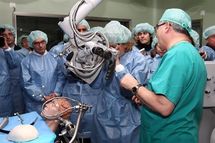 Operar el cerebro con puntería milimétrica Operar el cerebro con puntería milimétrica