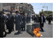 Protestas de ortodoxos judíos contra unas excavaciones, hoy, en Jaffa