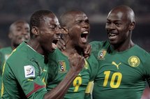 Eto'o, de Camerún, festeja su gol frente a Dinamarca