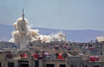 El humo sube durante los combates en Yarmuk, al sur de Damasco.