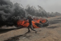 Un manifestante palestino cerca de la valla