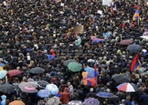 Manifestantes escuchando un discurso de Pashinian