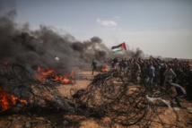 Manifestantes palestinos en la valla de Gaza.