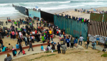 La caravana de migrantes en la valla en la costa del Océano Pacífico La caravana de migrantes en la valla en la costa del Océano Pacífico