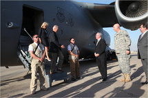 Biden es recibido al descender del avión en Bagdad