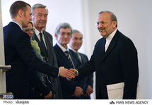 El ministro de exteriores iraní, Mottaki, con representantes europeos, en una foto de archivo