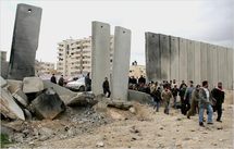 Habitantes de Gaza salen de la franja hacia Egipto el año pasado