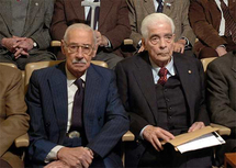 El ex dictador Rafael Videla (izquierda), junto al general Luciano Benjamín Menéndez, durante el juicio.