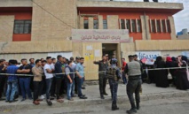 Iraquíes haciendo cola para votar Iraquíes haciendo cola para votar