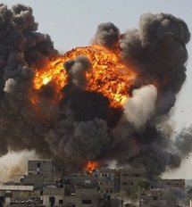 Una bomba lanzada por un avión israelí explota en Gaza
