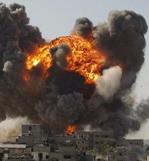 Una bomba lanzada por un avión israelí explota en Gaza Una bomba lanzada por un avión israelí explota en Gaza