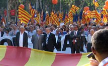 Los expresidentes catalanes, Maragall-izquierda-,Pujol-centro y el presidente Montilla-derecha- encabezan la manifestación.