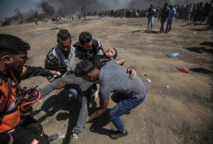 Unos chicos se llevan a un herido Unos chicos se llevan a un herido