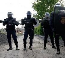 Policías españoles cerca de la frontera
