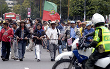 Indígenas colombianos se movilizan hacia Bogotá en rechazo a Bicentenario