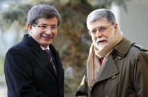 Los ministros de Exteriores de Turquía, Ahmet Davutoglu, y de Brasil, Celso Amorim