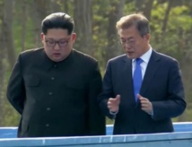 Kim-a la izquierda-y Moon Jae-in Kim-a la izquierda-y Moon Jae-in