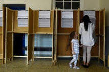 Una mujer vota en el referéndum Una mujer vota en el referéndum