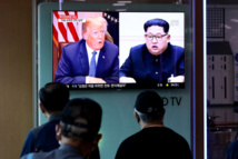 La gente mira las noticias en un tren de Seúl, Corea. La gente mira las noticias en un tren de Seúl, Corea.