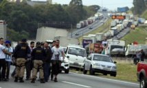 Policías hablando con camioneros en una autovía cortada Policías hablando con camioneros en una autovía cortada