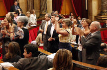 Aplausos de los diputados a los miembros de la plataforma Prou!, tras la votación.