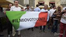 Unos italianos llevan una pancarta donde se lee "mi voto cuenta" en alusión al desprecio del presidente de la república por lo que han votado. Unos italianos llevan una pancarta donde se lee "mi voto cuenta" en alusión al desprecio del presidente de la república por lo que han votado.