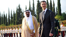 El rey saudí Abdullah, a la izquierda, y el presidente sirio, Bashar Al Asad, a la derecha