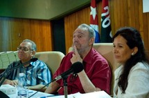 Fidel Castro, con camisa roja, durante la presentación del libro
