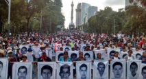Manifestantes con las fotos de los 43 desaparecidos