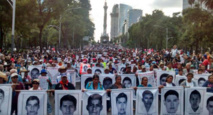 Manifestantes con las fotos de los 43 desaparecidos Manifestantes con las fotos de los 43 desaparecidos