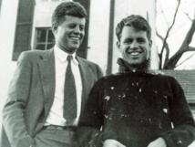 John F. Kennedy-a la izquierda-y Robert F. Kennedy