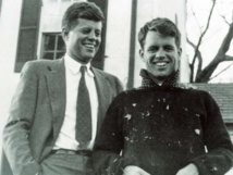 John F. Kennedy-a la izquierda-y Robert F. Kennedy John F. Kennedy-a la izquierda-y Robert F. Kennedy